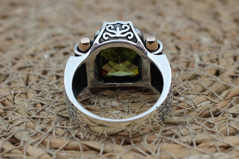 "Een Adembenemend Sieraad voor Mannen: De Handgemaakte Peridoot Ring van 925k Sterling Zilver"