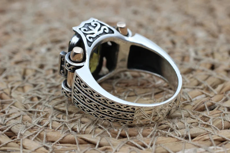"Een Adembenemend Sieraad voor Mannen: De Handgemaakte Peridoot Ring van 925k Sterling Zilver"