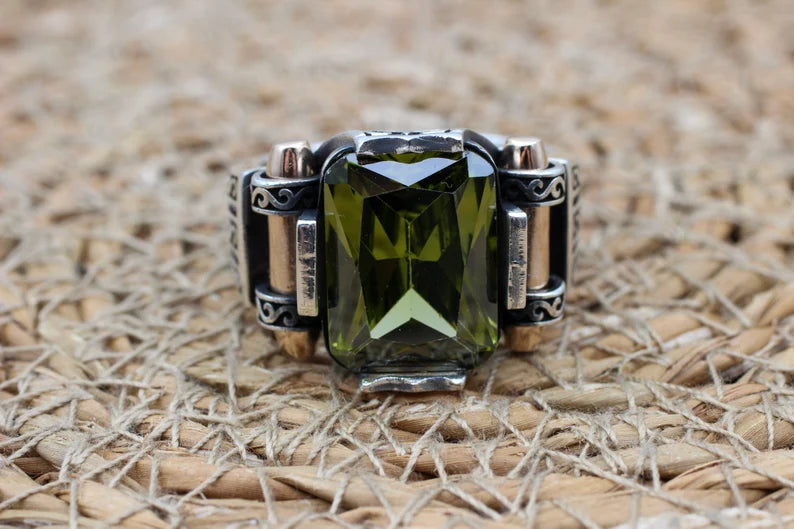 "Een Adembenemend Sieraad voor Mannen: De Handgemaakte Peridoot Ring van 925k Sterling Zilver"