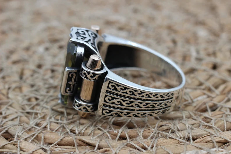 "Een Adembenemend Sieraad voor Mannen: De Handgemaakte Peridoot Ring van 925k Sterling Zilver"