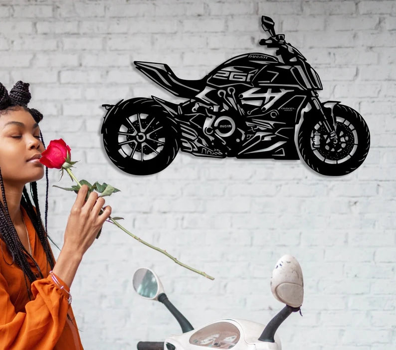"Verrijk je interieur met deze unieke handgemaakte Ducati X Diavel wanddecoratie!"